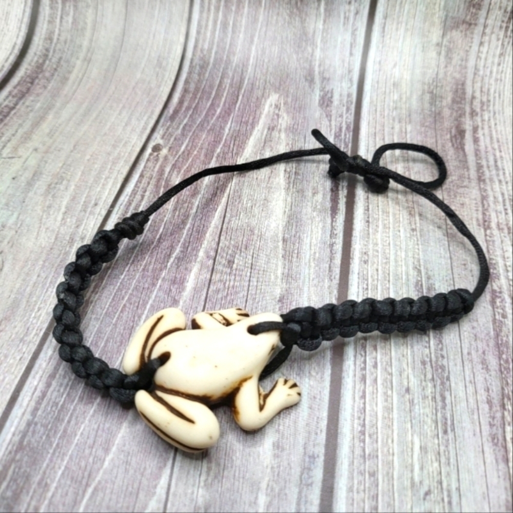 Vintage imitation bone frog amulet bracelet